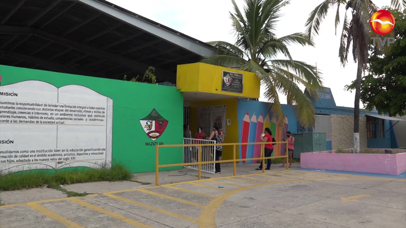Roban escuelas en Mazatlán