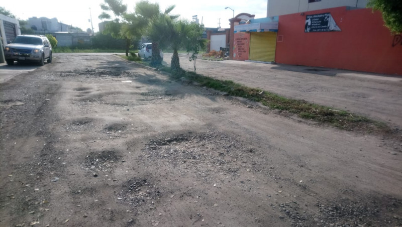 Desde el 2016 han pedido les arreglen las calles en Villa del Manantial
