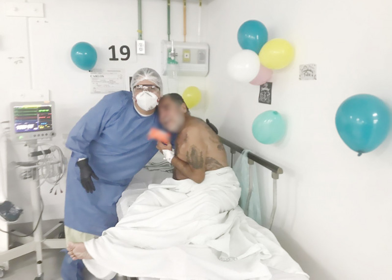 Carlos paciente de 55 años con tratamiento de COVID dejo el hospital en su cumpleaños