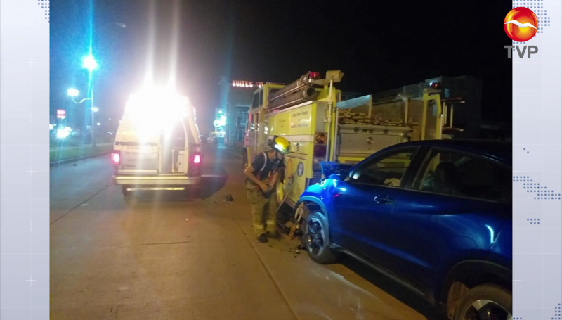 Camioneta se impacta contra camión de bomberos estacionado