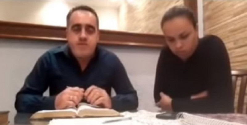Video: pastor golpea a su esposa antes de dar mensaje de paz. No se dio cuenta que estaba en vivo