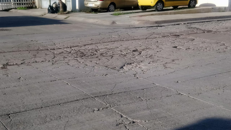 Calle Nuño Beltrán de Guzmán con pavimento destrozado