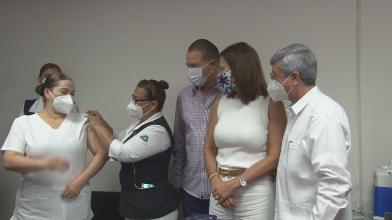 Vacunan al personal de salud en Sinaloa contra la influenza