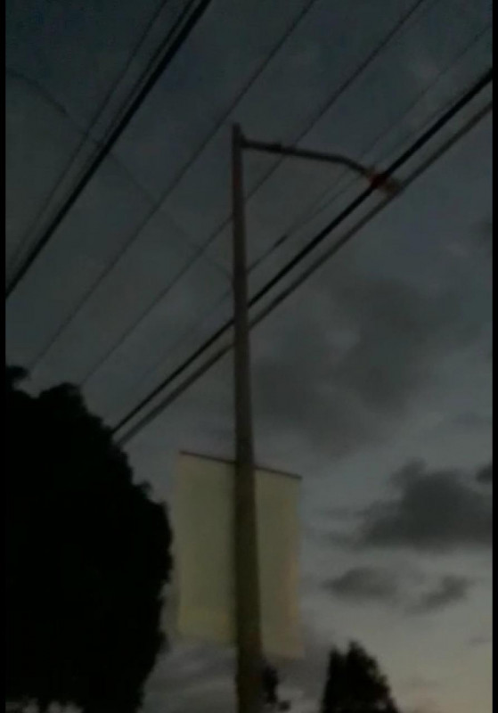 No enciende lámpara sobre calzada de los empaques