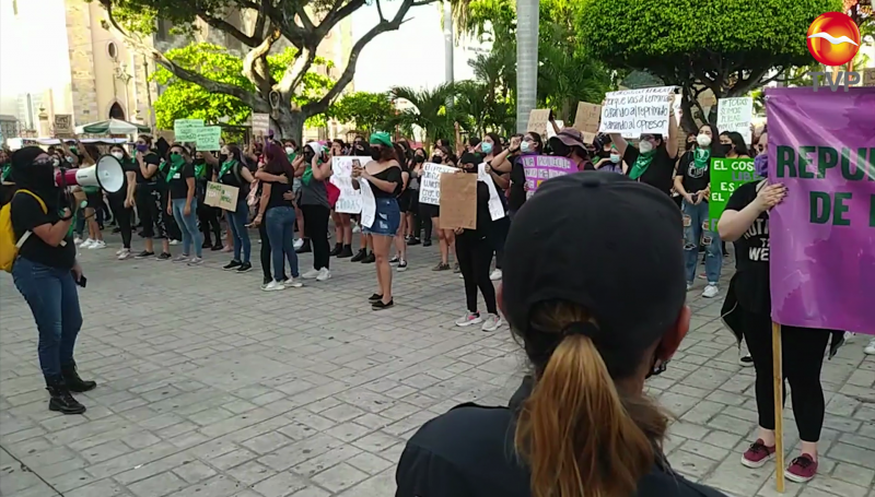 Feministas se manifiestan nuevamente en Mazatlán, en respuesta a demanda