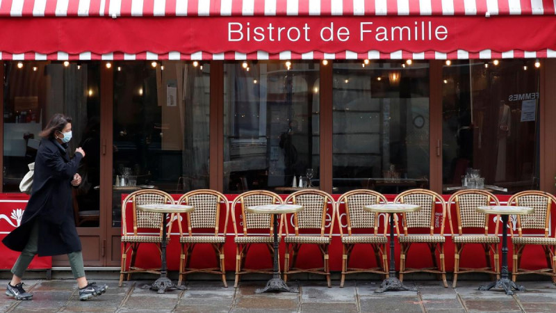 París cierra bares y limita restaurantes y facultades para frenar la pandemia