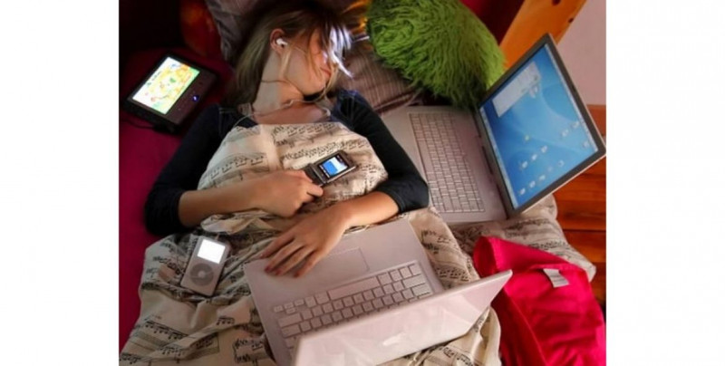 Dormir con luz o pantallas prendidas aumenta riesgo de contraer cáncer, alertan científicos holandeses