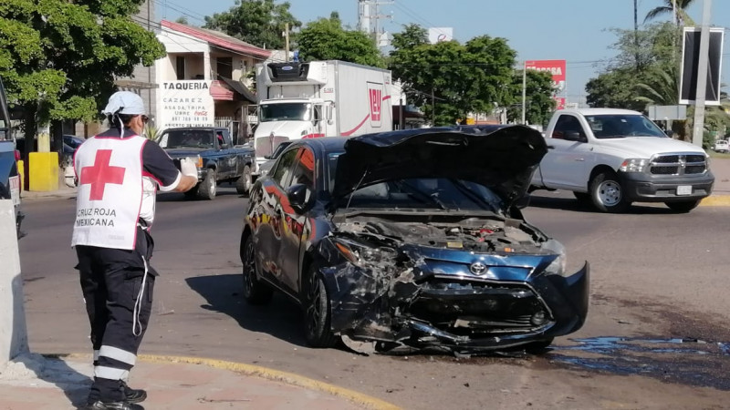 Personas armadas viajaban en automóvil robado chocan y huyen