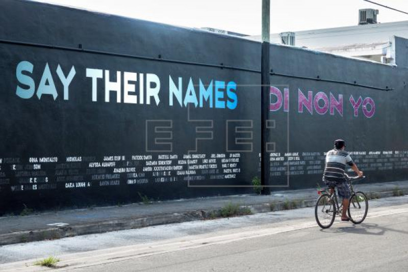 Paredes de Miami “dicen” nombres de víctimas de violencia con armas en EE.UU.
