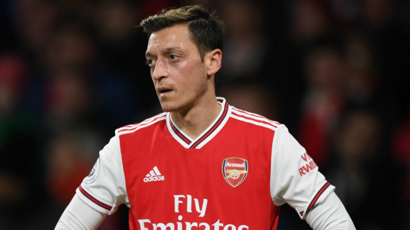 El infierno de Özil en Arsenal; Arteta lo deja fuera del plantel de Europa League