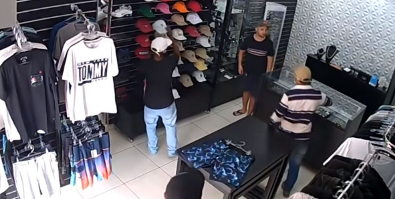 Video: tres personas asaltan comercio y el dueño los sorprende a balazos