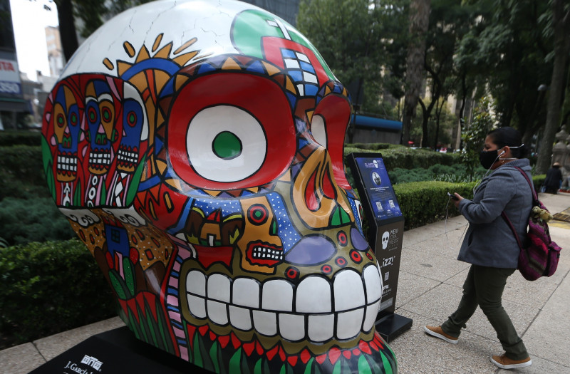 Cráneos callejeros anticipan la llegada de Día de Muertos en Ciudad de México