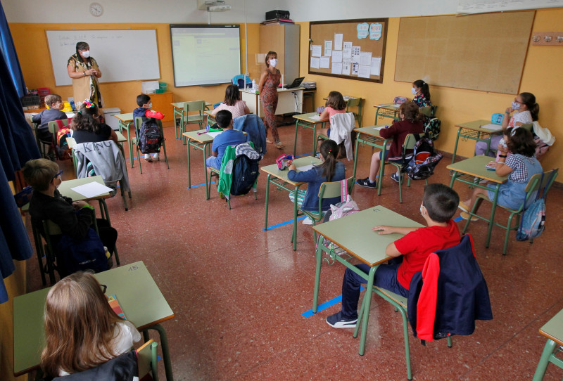 Abrir ventanas y pantallas entre mesas frenan COVID en aulas, según estudios