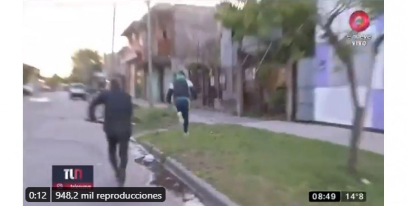 Video: le roban su celular a reportero en transmisión en vivo