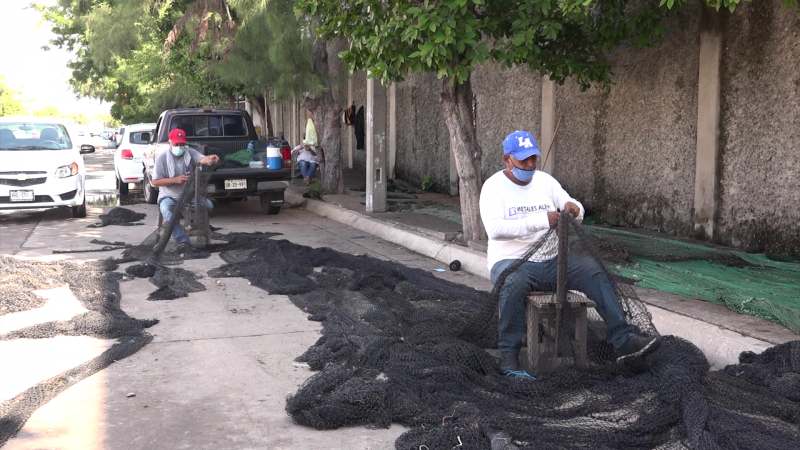 Con poco trabajo tejedores de redes de pesca