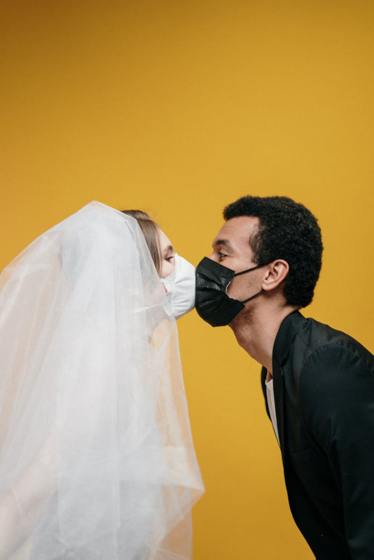 Parejas mexicanas se adaptan a pandemia para celebrar bodas