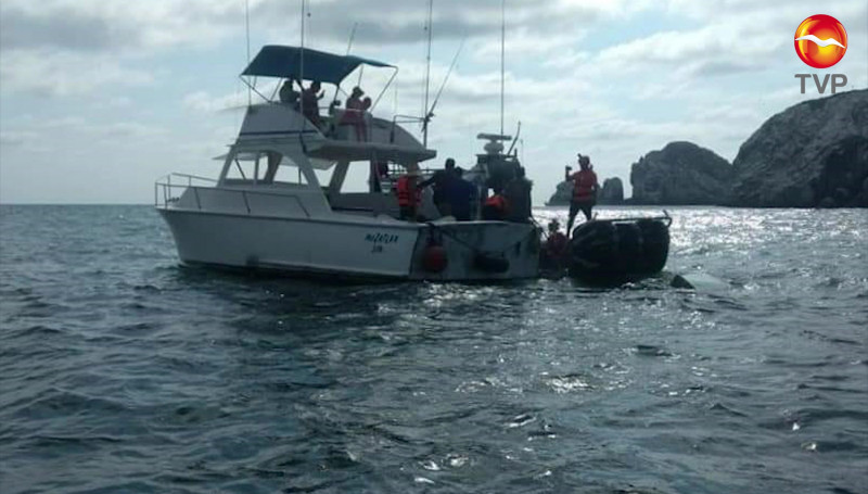 Naufraga embarcación en Mazatlán; rescatan a sus ocupantes