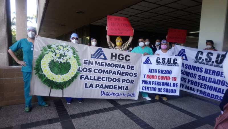 Bajo protestas y en medio de manifestaciones trabajan en el hospital general de Culiacán