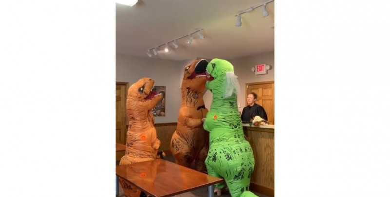 Pareja amante de halloween se casa vestida como dinosaurios