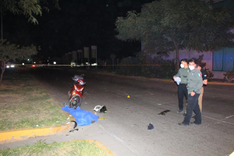 Atropella a motociclista y huye del lugar