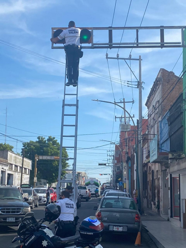 Tránsito de Culiacán arregla semáforo
