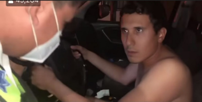 ¡Se ve muy real! Youtuber se vuelve viral por actuar como un adicto que chocó su carro