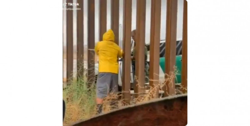 ¿Coincidencia? Pierde Trump y se viraliza el video de policía fronterizo comprando tamales a través del muro