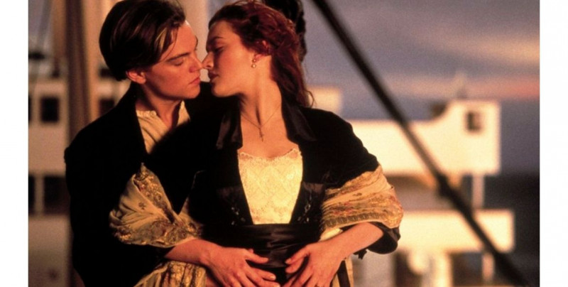 Pareja muere tras intentar recrear famosa escena del Titanic
