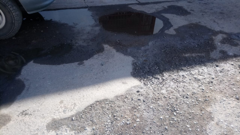 Reportan fuga de agua sobre la calle margarita