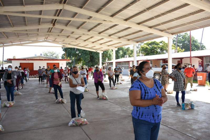 Llevan apoyos alimenticios a familias de Agua Verde y Chametla