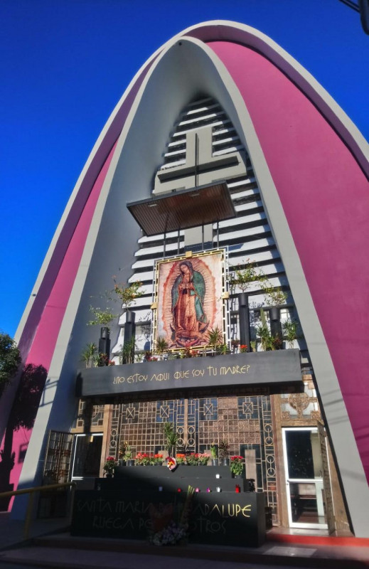Colocan a la Virgen de Guadalupe a las afuera de la parroquia del Carmen