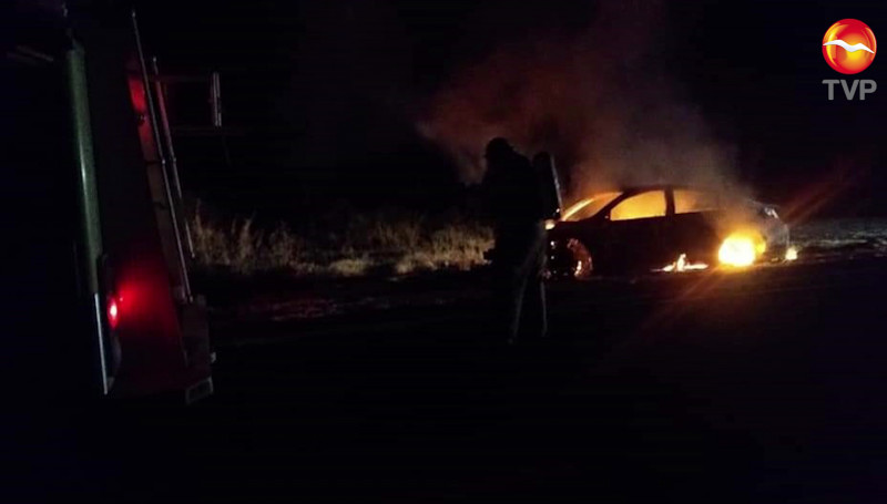 Automóvil se incendia sobre carretera a la Campana, Escuinapa
