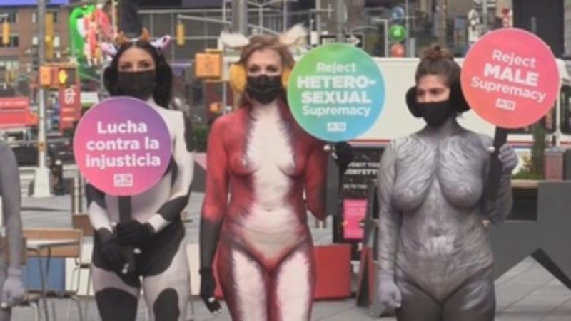 Activistas se desnudan en un gélido Times Square para denunciar el especismo