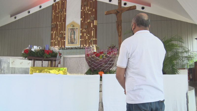 Devotos de la virgen de Guadalupe acuden a la Lomita antes de que el templo cierre