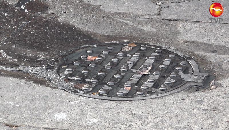 "Brotan" aguas negras de alcantarilla de la calle Luis Zúñiga
