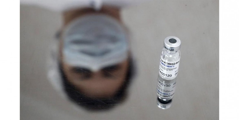 AstraZeneca investigará combinar su vacuna contra covid con la Sputnik rusa