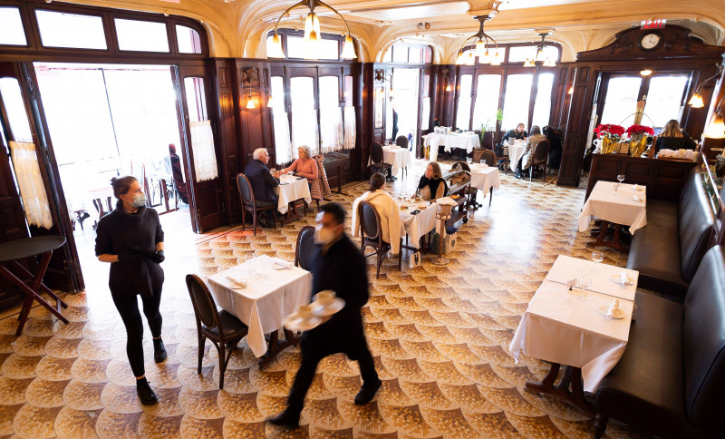 Nueva York prohíbe el consumo en el interior de bares y restaurantes para frenar los casos de covid