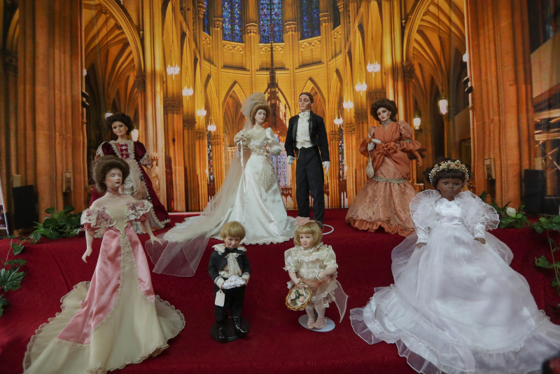 Una boda de muñecas antiguas cargada de nostalgia y elegancia en Bolivia