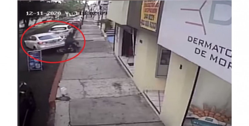 Video: Conductor escapa de asaltantes y se regresa para atropellarlos de reversa