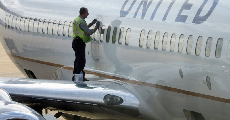 United Airlines transporta vacunas contra la covid-19 en aviones de pasajeros