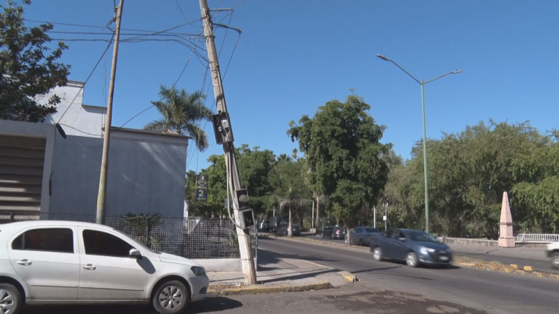 Poste con base carcomida en pleno centro de Culiacán