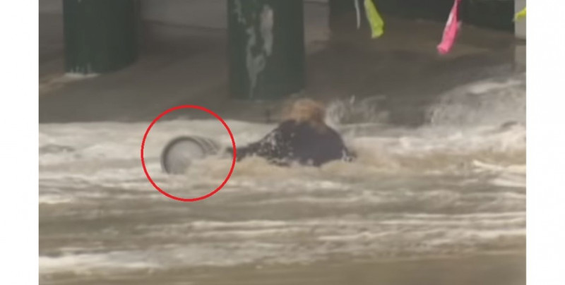 Video: mujer se arriesga en calle inundada para rescatar dos barrilles se cerveza