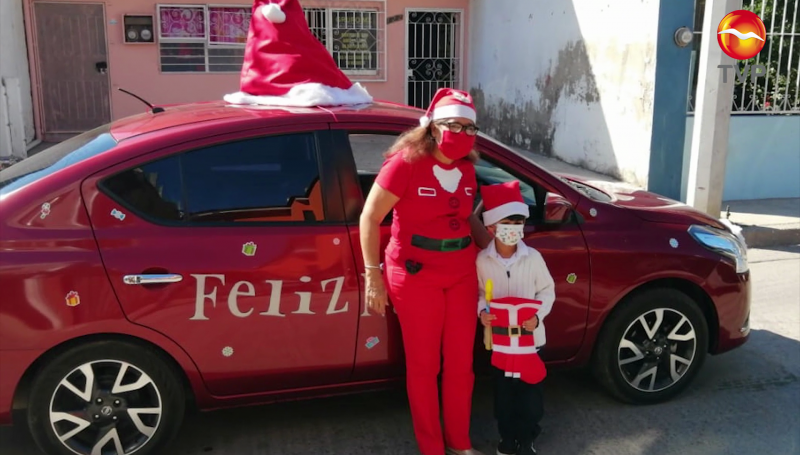 Maestra convierte su auto en "Santa móvil" y reparte juguetes en Mazatlán