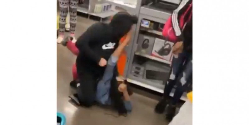 Video: dos mujeres se pelean en un Walmart para llevarse el último PlayStation 5