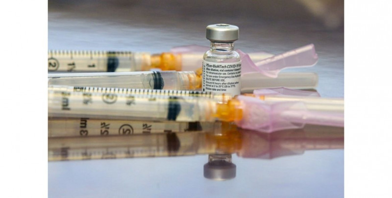 En EE.UU. han querido pagar hasta 25 mil dólares para vacunarse primero contra Covid-19: LA Times