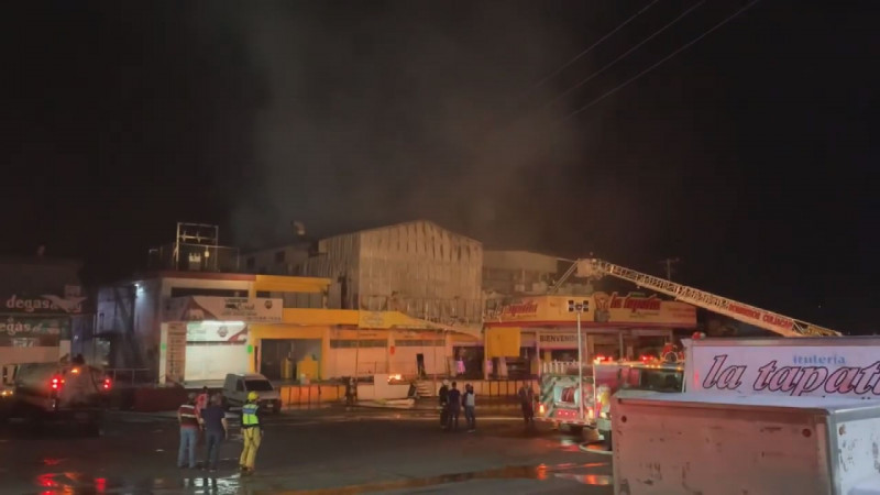 Durante tres horas bomberos de Culiacán logran sofocar fuego en el mercado de abastos