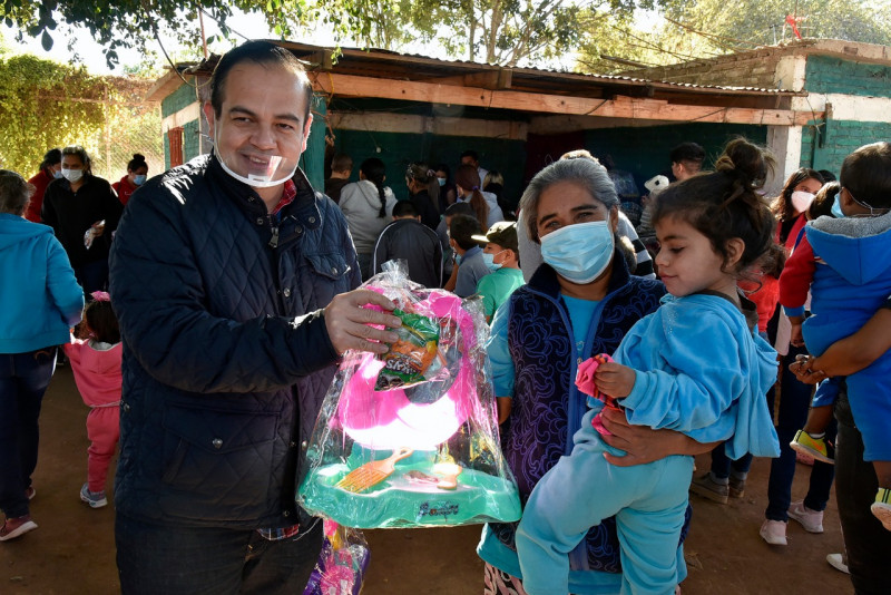 Niños de Ahome reciben juguetes este Día de Reyes
