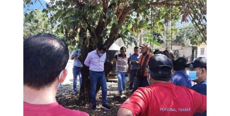 Amarran de árbol a alcalde chiapaneco por entregar obra en mal estado