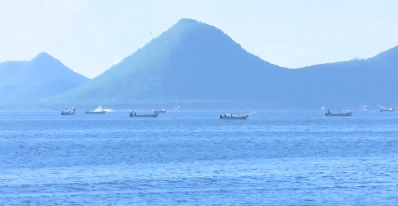 Rescatan a pescadores encallados en el mar