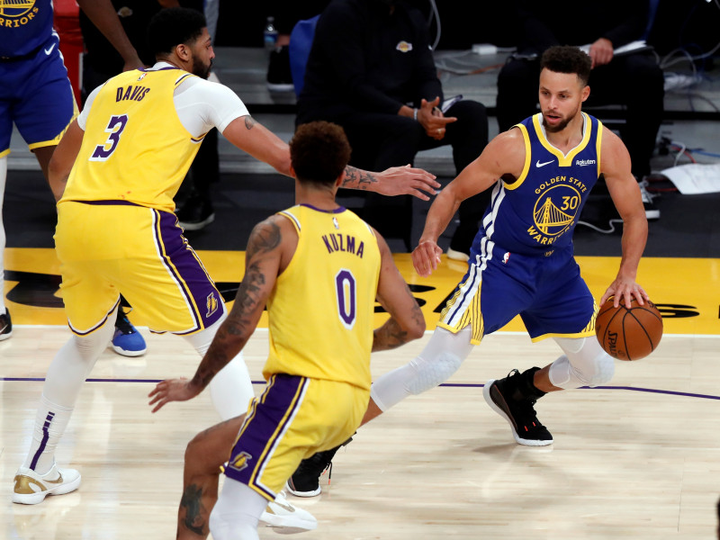 Curry vence a LeBron en duelo de Warrios vs Lakers
